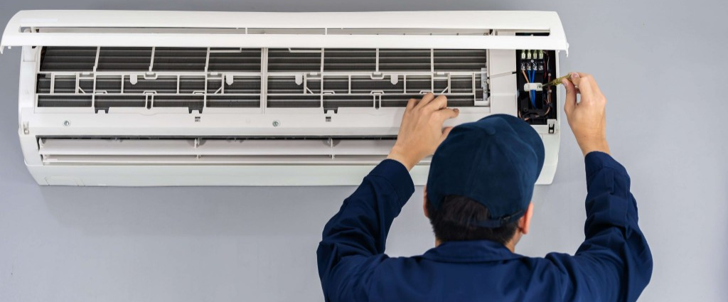 Técnico realizando limpeza em ar condicionado split