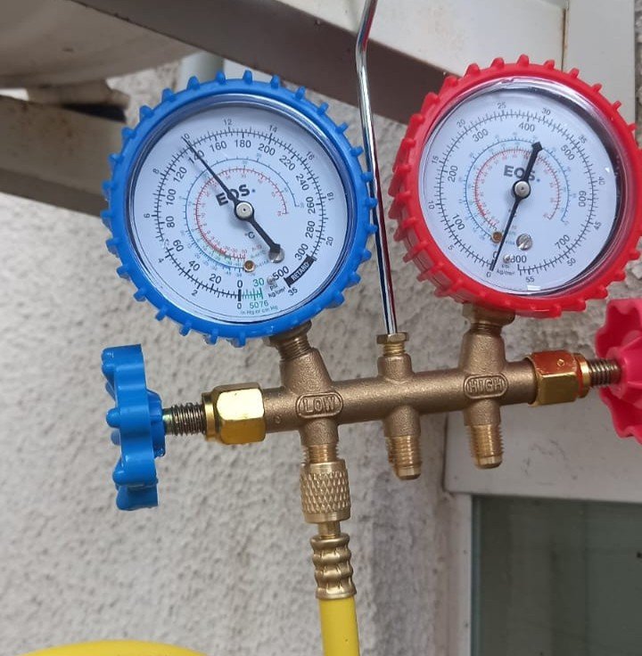 Manômetro utilizado na recarga de gás do sistema